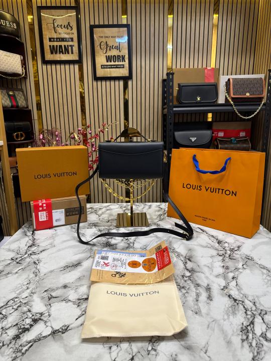 Louis  Vuitton Capucines Shoulder Bag With Double Og Box And Dust Bag (Black)